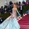 Blake Lively apareceu com dois looks no tapete vermelho do Met Gala