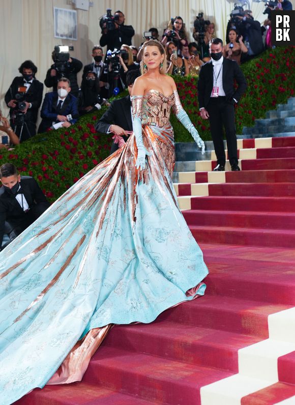 Blake Lively apareceu com dois looks no tapete vermelho do Met Gala