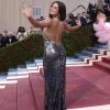 Met Gala 2022: Addison Rae foi com look todo prateado