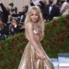 Met Gala 2022: Sabrina Carpenter combinou cropped com saia metalizada