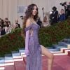 Met Gala 2022: Olivia Rodrigo foi com look Versace monocromático