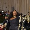 Met Gala: Lizzo arrasou com espartilho e até levou a sua flauta para o evento