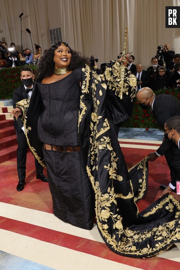 Met Gala: Lizzo arrasou com espartilho e até levou a sua flauta para o evento