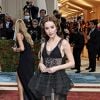 Met Gala 2022: Phoebe Dynevor, de "Bridgerton", arrasou com vestido preto