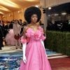 Met Gala 2022: Kiki Layne arrasou com luvas brancas e vestido rosa 