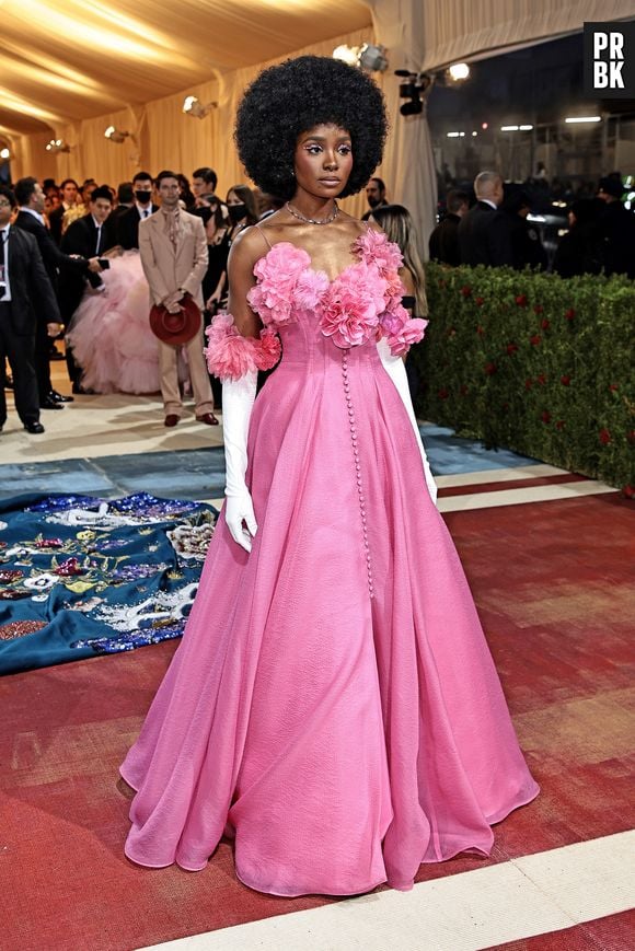 Met Gala 2022: Kiki Layne arrasou com luvas brancas e vestido rosa 