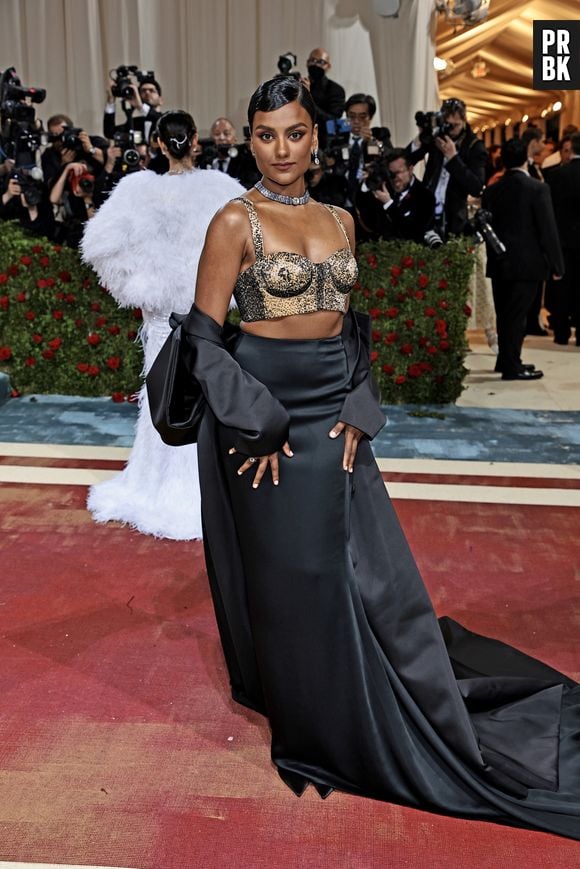 Met Gala 2022: Simone Ashley, de "Bridgerton", deixou a barriga à mostra