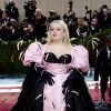 De "Bridgerton" ao Met Gala 2022: Nicola Coughlan foi com look rosa e preto