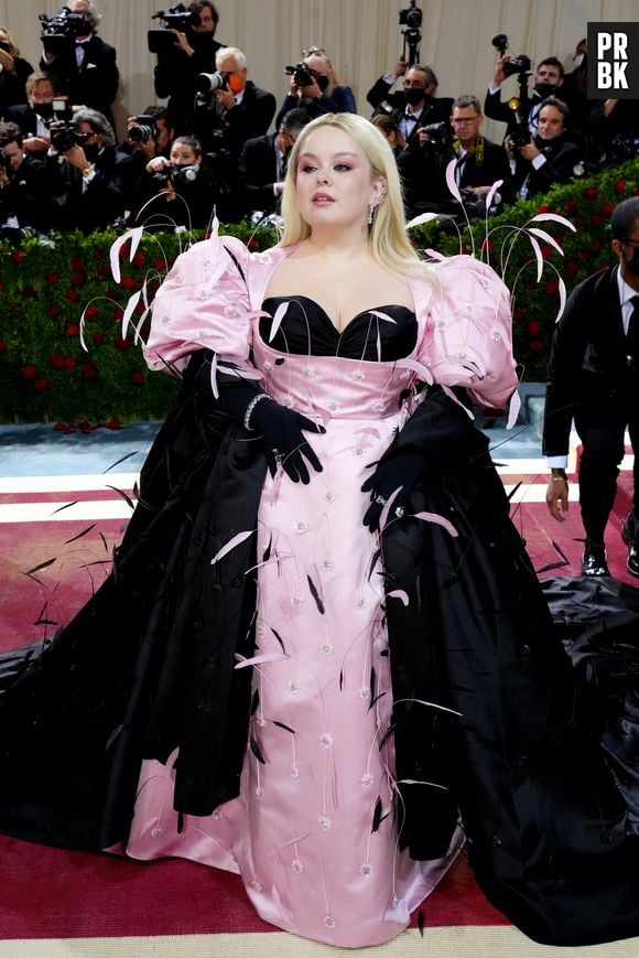 De "Bridgerton" ao Met Gala 2022: Nicola Coughlan foi com look rosa e preto