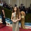 Met Gala 2022: Kaia Gerber foi com vestido metálico de franja 