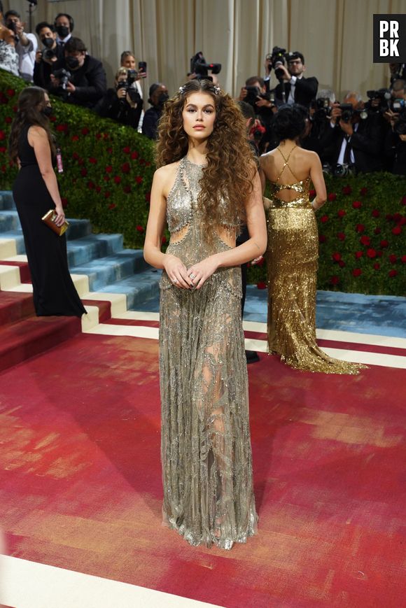 Met Gala 2022: Kaia Gerber foi com vestido metálico de franja 