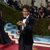 Met Gala: vencedor do Grammy 2022, Jon Batiste foi com look clássico 