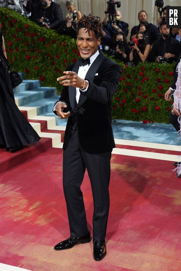 Met Gala: vencedor do Grammy 2022, Jon Batiste foi com look clássico 