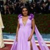 Met Gala 2022: Mindy Kaling apostou no lílas 