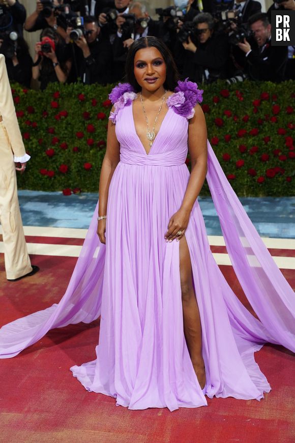 Met Gala 2022: Mindy Kaling apostou no lílas 