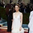 Met Gala 2022: Emma Stone usou vestido curto, também com plumas