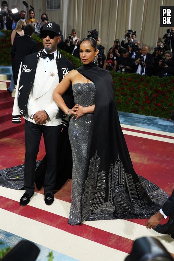 Met Gala 2022: Alicia Keys usou capa estampada com brilhantes