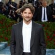 Met Gala 2022:  Bradley Cooper de terno básico  