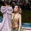 Met Gala 2022: Emily Ratajkowski apostou em elementos coloridos 