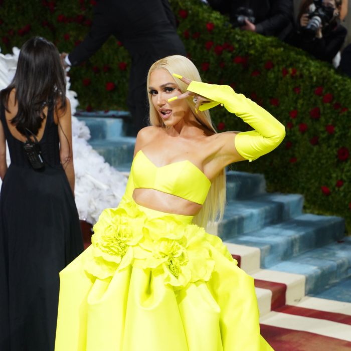 Met Gala 2022:  Gwen Stefani e o seu vestido neon chamativo  