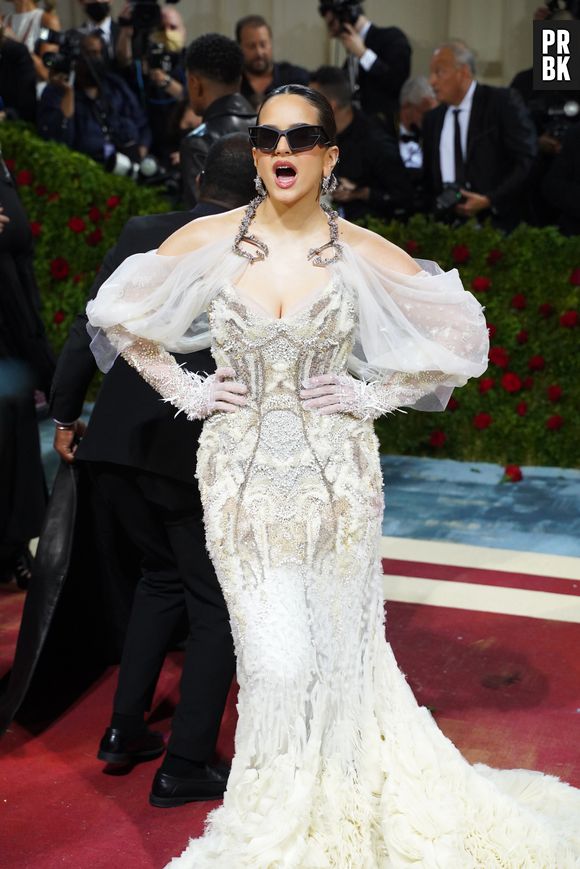 Met Gala 2022: Rosalía modernizou o look com seus óculos escuros