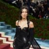 Met Gala 2022: Bella Hadid também se jogou nas luvas e transparências