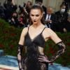 Met Gala 2022: make gótica de Karlie Kloss fez diferença no visual