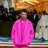 Met Gala 2022: Sebastian Stan ousou com look rosa vibrante