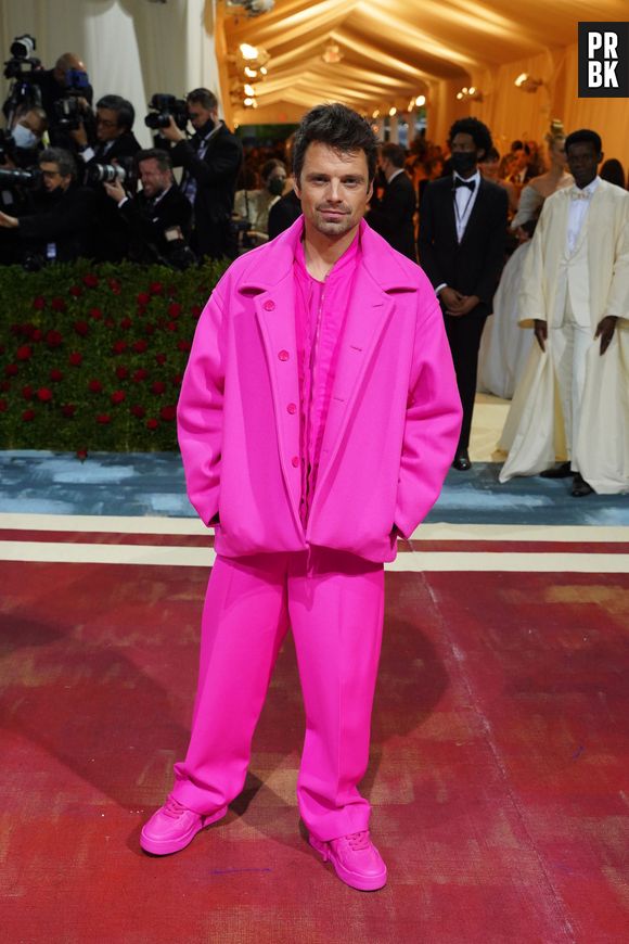 Met Gala 2022: Sebastian Stan ousou com look rosa vibrante