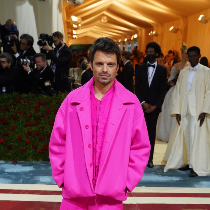 Met Gala 2022:  Sebastian Stan ousou com look rosa vibrante 
