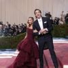 Met Gala 2022: mais bordô no look de Georgina Chapman, ao lado de Adrien Brody