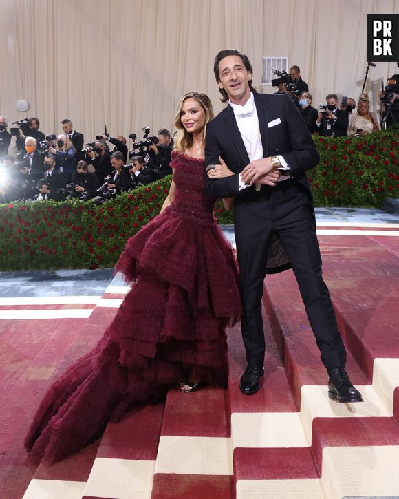 Met Gala 2022: mais bordô no look de Georgina Chapman, ao lado de Adrien Brody