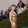 Met Gala 2022: Rachel Brosnahan foi outra de dourado