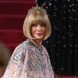 Anna Wintour, "dona" do Met Gala 2022, usou duas tendências marcantes: tiara e franjas no look