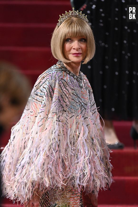 Anna Wintour, "dona" do Met Gala 2022, usou duas tendências marcantes: tiara e franjas no look