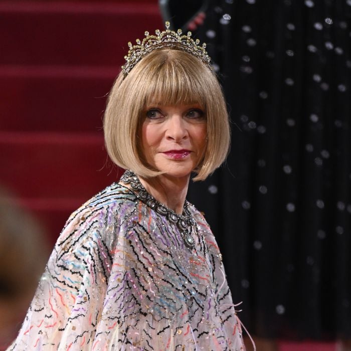 Anna Wintour, &quot;dona&quot; do Met Gala 2022, usou duas tendências marcantes: tiara e franjas no look