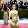 Met Gala 2022: Camila Mendes se jogou em vestido dourado com franjas