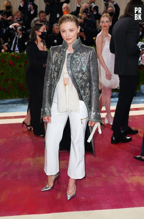 Met Gala 2022: Chloë Moretz foi com brilho