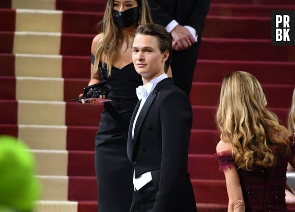 Met Gala 2022: Ansel Elgort foi com terno padrão