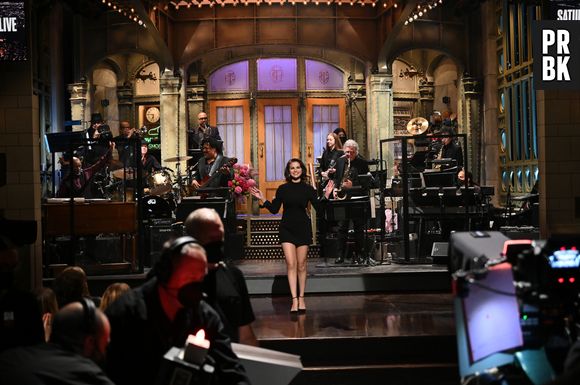 Selena Gomez imitou Miley Cyrus durante sua participação no "Saturday Night Live", no último sábado (14)