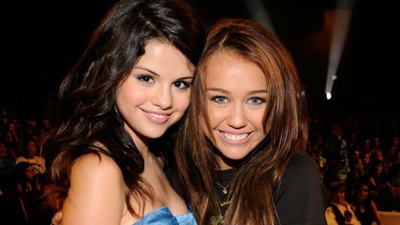 Amizade do pop: Miley Cyrus responde imitação de Selena Gomez de jeito inusitado