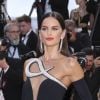 Cannes: Izabel Goulart adotou tendência das luvas