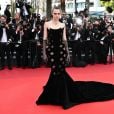Cannes:  Cara Delevingne apostou em look all black com luvas 