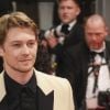 Joe Alwyn, namorado de Taylor Swift, foi com terno diferente no Cannes