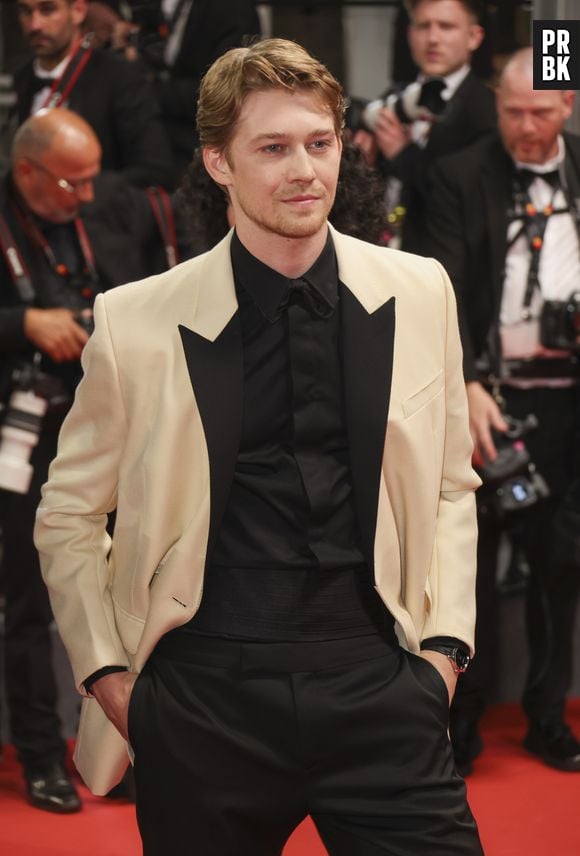 Joe Alwyn, namorado de Taylor Swift, foi com terno diferente no Cannes