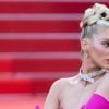 Cannes: Elsa Hosk escolheu vestido rosa vibrante