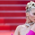 Cannes:  Elsa Hosk escolheu vestido rosa vibrante 