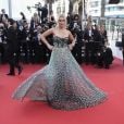 Cannes:  Tallia Storm foi com corpete marcado 