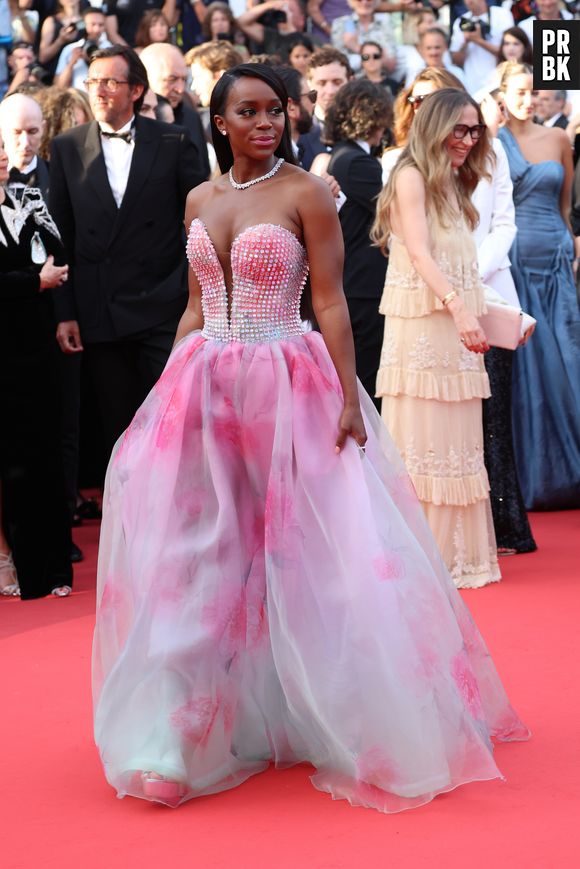 Cannes: Aja Naomi King foi com vestido rosa, estilo princesa