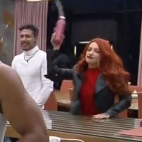 "Power Couple": nova briga Brenda x Karol tem água na cara e arremesso de prato